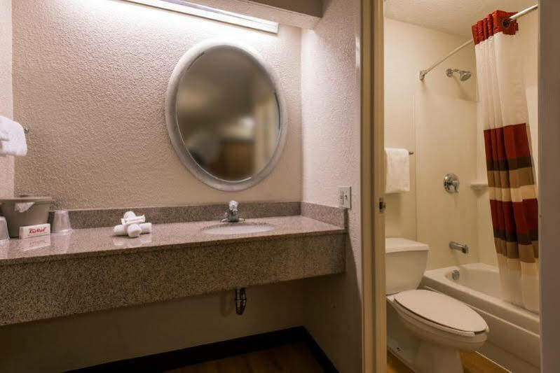 Red Roof Inn Toledo University Экстерьер фото